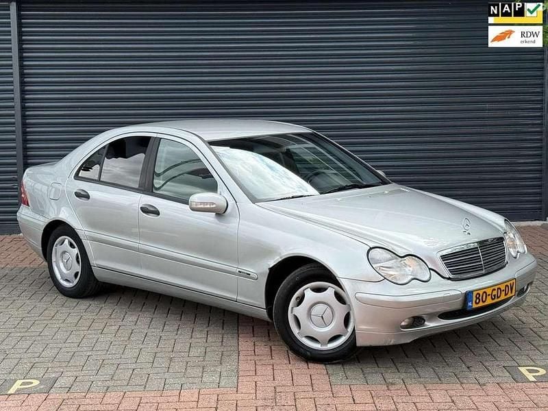 Grijs, metallic lak Gebruikt 2000 Mercedes C200 Elegance Sedan | € 2.750 (Eerlijke prijs) - Afbeelding 1/4