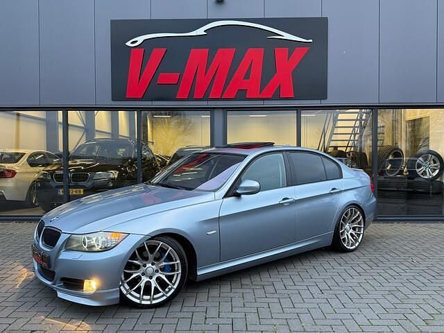 Blauw (metallic) Gebruikt 2009 BMW 320 Sport Line Sedan | € 7.999 (Duur) - Afbeelding 1/4