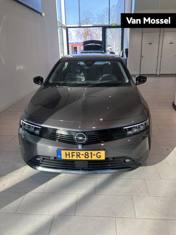 Grijs, metallic lak Nieuw 2025 Opel Astra Edition Hatchback | € 29.700 (Duur) - Afbeelding 1/4