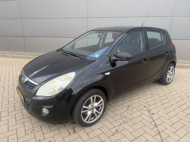 Zwart (metallic) Gebruikt 2011 Hyundai i20 Hatchback | € 1.595 - Afbeelding 1/4