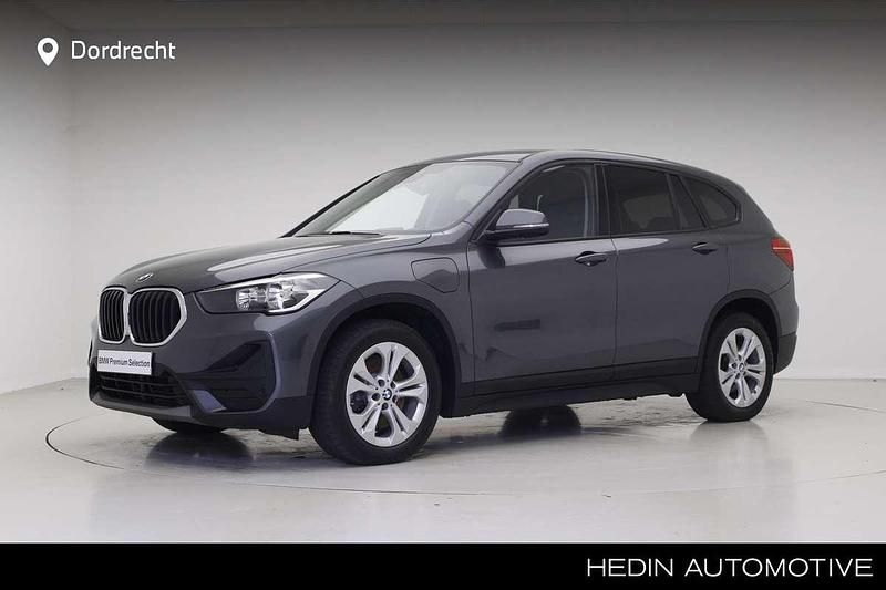 Grijs, metallic lak Gebruikt 2020 BMW X1 Performance SUV | € 24.895 (Eerlijke prijs) - Afbeelding 1/3