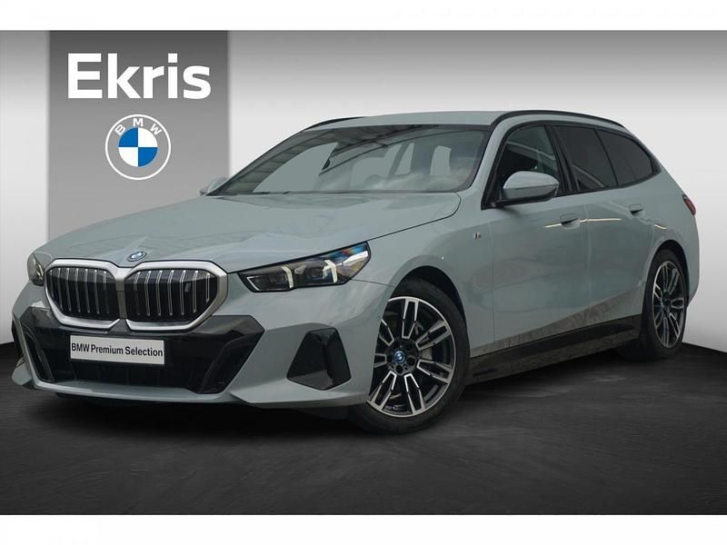 Brooklyn grau metallic (grijs metallic) Gebruikt 2025 BMW i5 Comfort Edition Stationwagen | € 82.950 (Eerlijke prijs) - Afbeelding 1/4