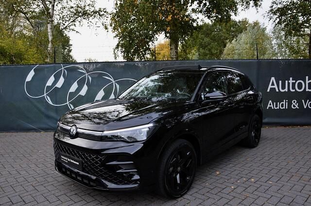 Zwart Gebruikt 2025 VW Tiguan R-line SUV | € 52.950 (Eerlijke prijs) - Afbeelding 1/4