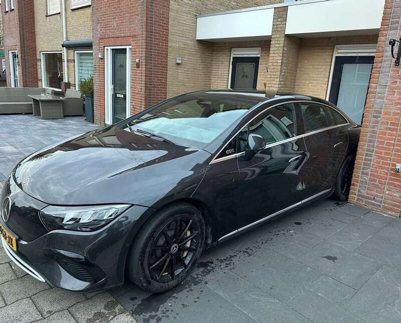 Zwart Gebruikt 2023 Mercedes EQE300 Business Sedan | € 41.900 (Eerlijke prijs) - Afbeelding 1/4