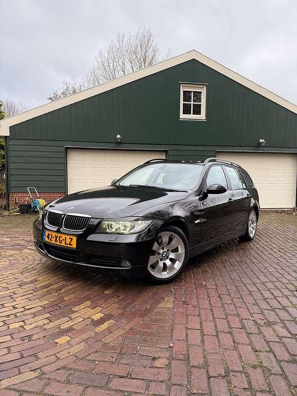 Zwart Occasion 2007 BMW 320 Executive Stationwagen | € 4.995 (Iets duurder) - Afbeelding 1/4