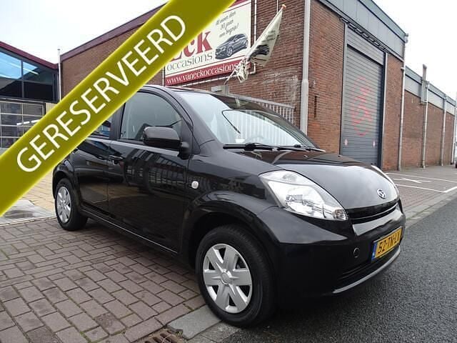 Zwart Gebruikt 2006 Daihatsu Sirion Hatchback | € 2.750 (Eerlijke prijs) - Afbeelding 1/4