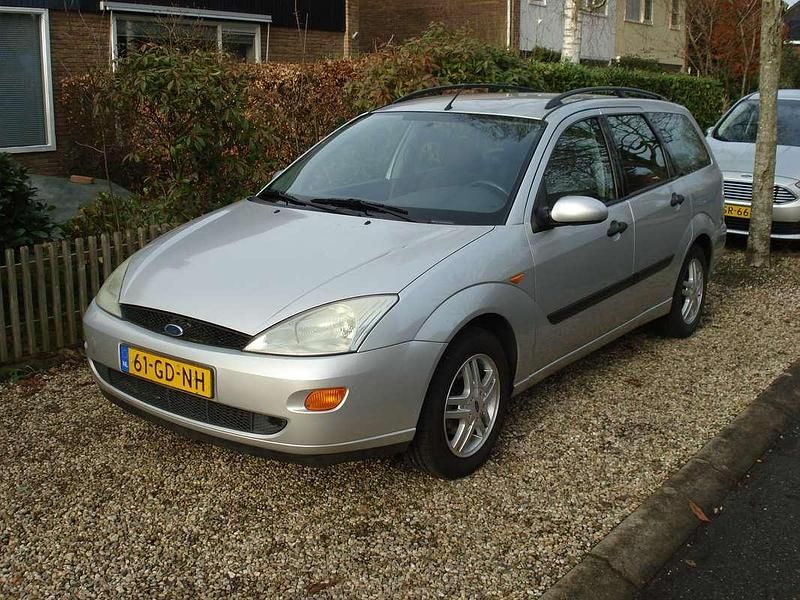 Occasion Ford Focus Trend 101 PK (74 kW) 2000 Zilver Stationwagen