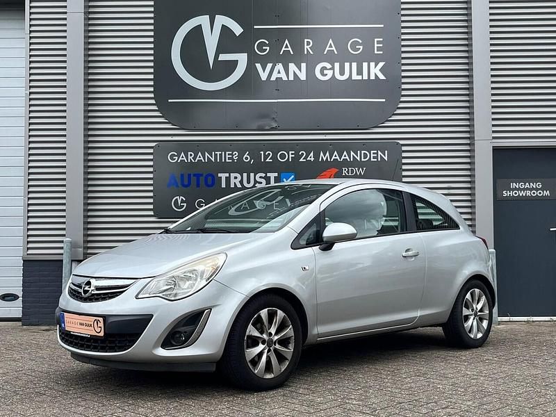 Grijs, metallic lak Gebruikt 2012 Opel Corsa Edition Hatchback | € 2.745 (Eerlijke prijs) - Afbeelding 1/3