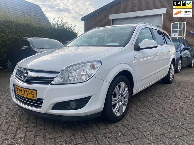 Wit Gebruikt 2010 Opel Astra Cosmo Stationwagen | € 2.249 (Iets duurder) - Afbeelding 1/4
