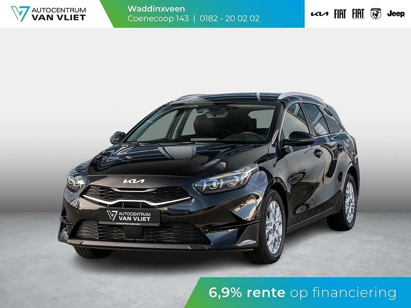Zwart Nieuw 2025 Kia Ceed Hatchback | € 30.885 (Eerlijke prijs) - Afbeelding 1/4