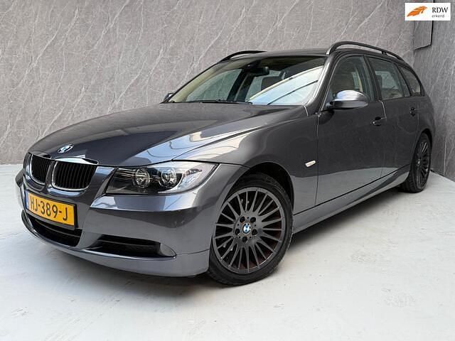 Grijs (metallic) Occasion 2007 BMW 320 Executive Stationwagen | € 2.450 (Super prijs) - Afbeelding 1/4