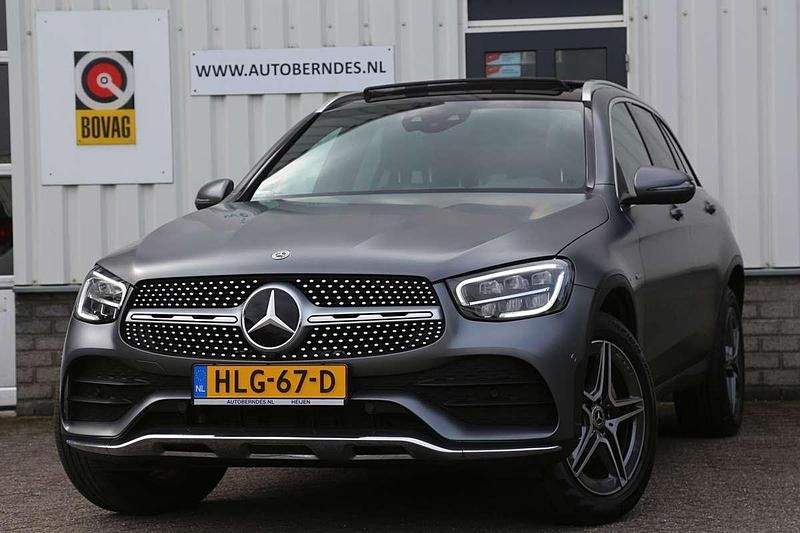 Grijs, metallic lak Gebruikt 2021 Mercedes GLC300 AMG SUV | € 49.900 - Afbeelding 1/4