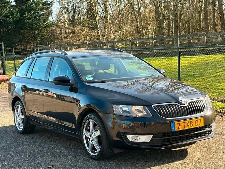 Occasion Skoda Octavia Ambition 105 PK (77 kW) 2014 Zwart Hatchback