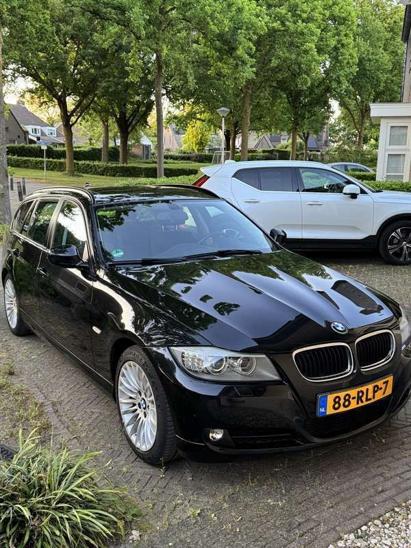 Zwart Gebruikt 2011 BMW 318 Stationwagen | € 7.250 (Eerlijke prijs) - Afbeelding 1/4