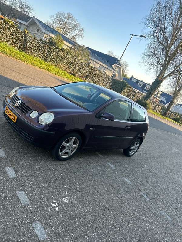 Rood Gebruikt 2003 VW Polo Sedan | € 1.700 (Eerlijke prijs) - Afbeelding 1/4