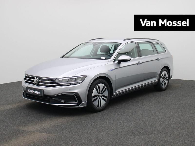 Zilver Gebruikt 2022 VW Passat Business Stationwagen | € 28.900 (Iets duurder) - Afbeelding 1/4