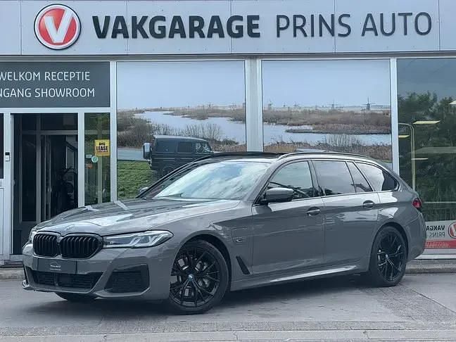 Grijs Gebruikt 2022 BMW 530e M Sport Stationwagen | € 39.900 (Eerlijke prijs) - Afbeelding 1/4