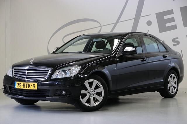Zwart, metallic lak Gebruikt 2008 Mercedes C180 Sedan | € 5.950 (Eerlijke prijs) - Afbeelding 1/4