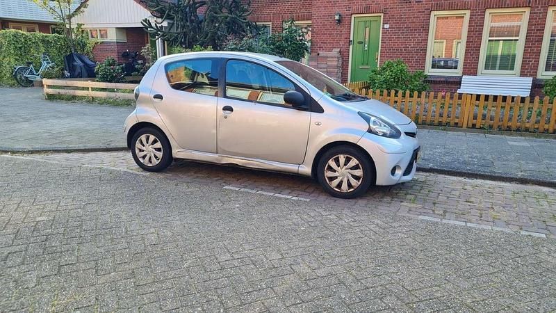 Zilver Gebruikt 2013 Toyota Aygo Comfort Hatchback | € 1.600 (Super prijs) - Afbeelding 1/4