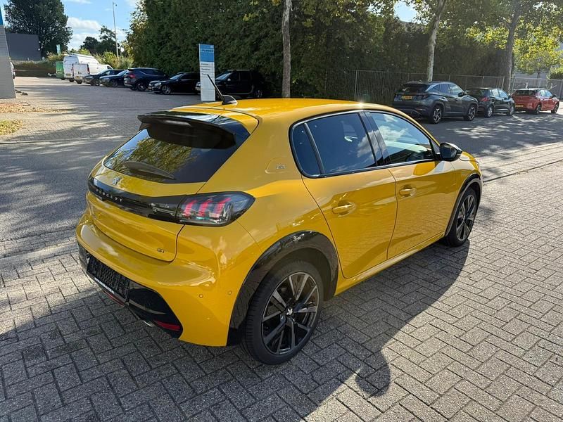 Occasion Peugeot 208 GT-line 101 PK (74 kW) 2022 Geel Hatchback