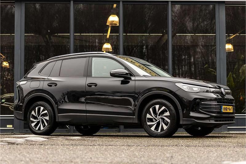 Zwart (metallic) Occasion 2024 VW Tiguan Edition SUV | € 41.950 (Super prijs) - Afbeelding 1/4