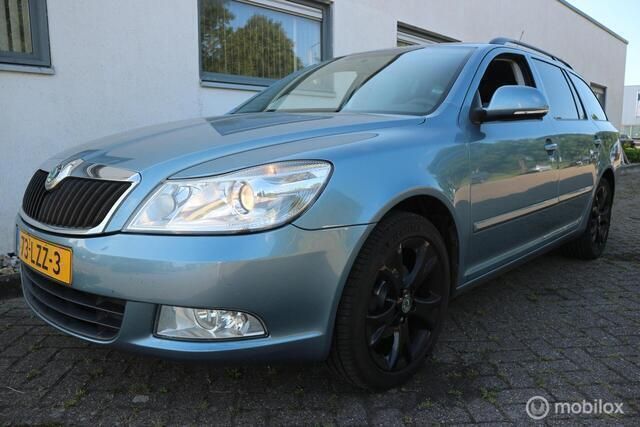 Blauw Gebruikt 2010 Skoda Octavia Ambition Stationwagen | € 1.900 (Eerlijke prijs) - Afbeelding 1/4