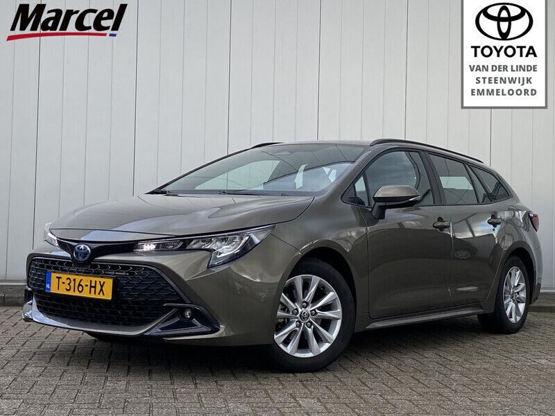 Groen Gebruikt 2023 Toyota Corolla Active Stationwagen | € 28.900 (Iets duurder) - Afbeelding 1/4