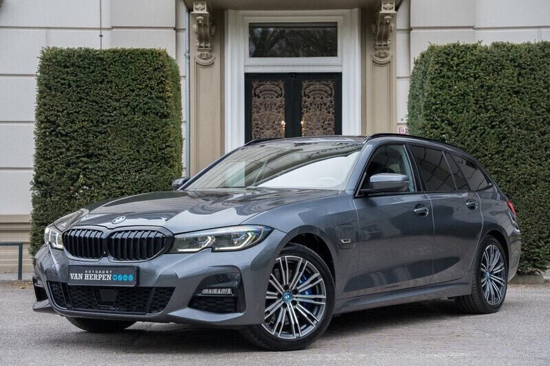 Grijs Gebruikt 2022 BMW 330e M Sport Stationwagen | € 34.940 (Super prijs) - Afbeelding 1/4