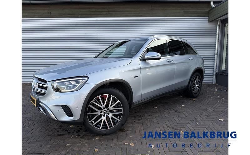 Grijs Gebruikt 2021 Mercedes GLC300e Premium SUV | € 39.985 (Eerlijke prijs) - Afbeelding 1/4