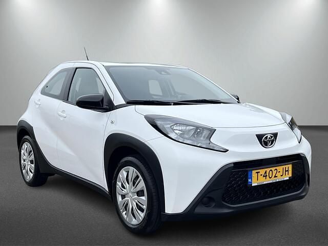 Wit Gebruikt 2023 Toyota Aygo Play Hatchback | € 17.501 (Eerlijke prijs) - Afbeelding 1/2