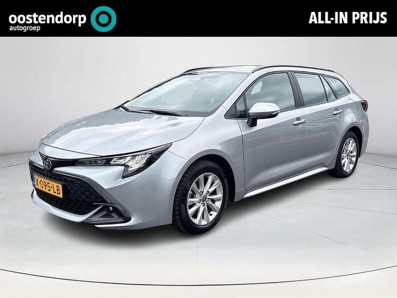Grijs Gebruikt 2023 Toyota Corolla Active Stationwagen | € 25.945 (Eerlijke prijs) - Afbeelding 1/4