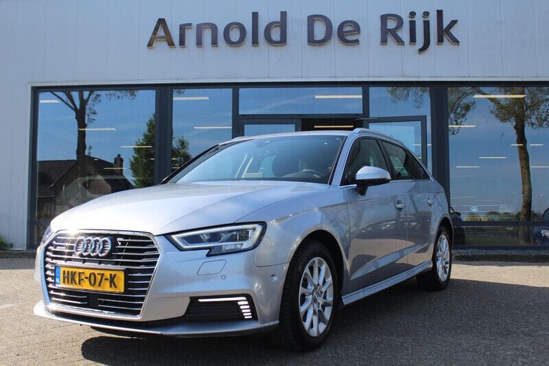 Grijs Gebruikt 2020 Audi A3 Sportback e-tron Sport Sedan | € 22.950 (Goede deal) - Afbeelding 1/4