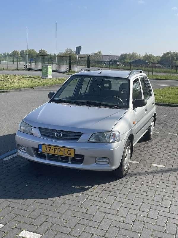 Grijs Gebruikt 2000 Mazda Demio Exclusive Stationwagen | € 1.450 (Duur) - Afbeelding 1/4