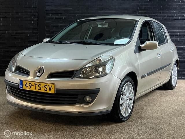 Beige Gebruikt 2007 Renault Clio II Dynamique Hatchback | € 2.750 (Eerlijke prijs) - Afbeelding 1/4