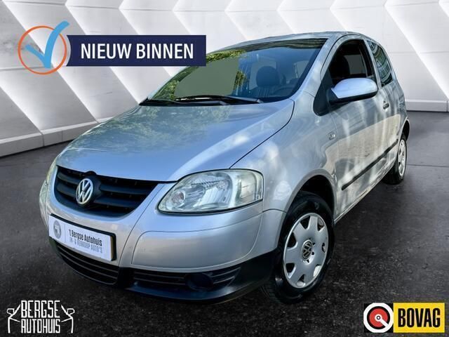 Grijs, metallic lak Gebruikt 2006 VW Fox Trendline Hatchback | € 1.990 (Eerlijke prijs) - Afbeelding 1/4