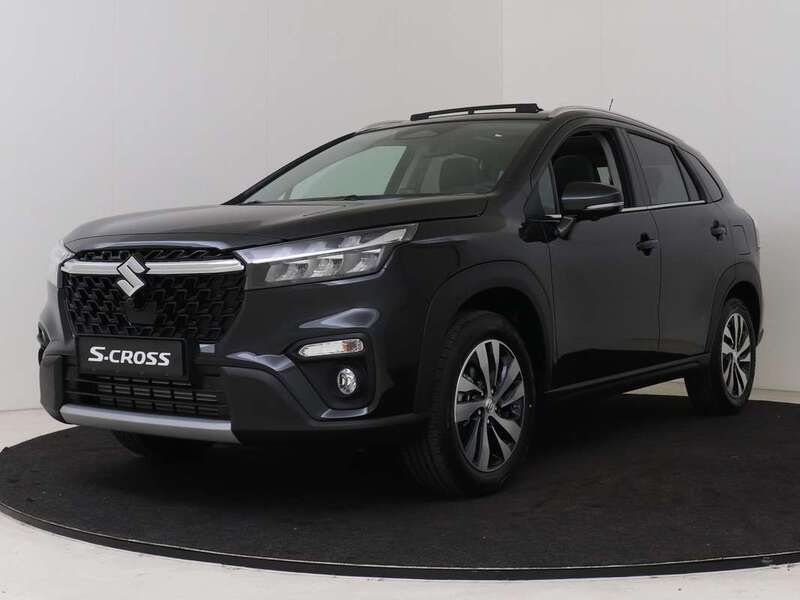 Zwart Nieuw 2025 Suzuki SX4 S-Cross Style SUV | € 33.770 (Eerlijke prijs) - Afbeelding 1/4
