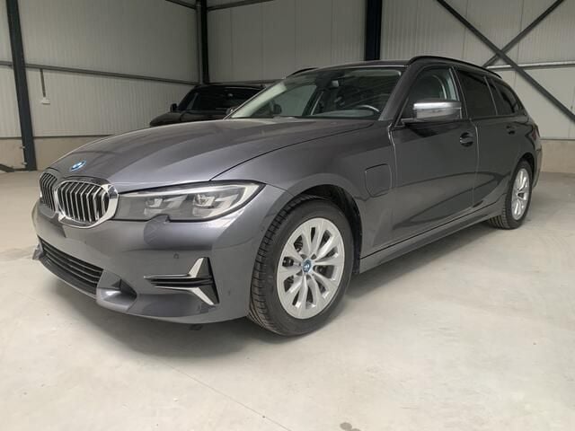 Grijs Gebruikt 2022 BMW 320 Advantage Stationwagen | € 31.999 (Super prijs) - Afbeelding 1/4