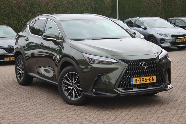 Groen Gebruikt 2022 Lexus NX450h+ Launch Edition SUV | € 49.950 - Afbeelding 1/4