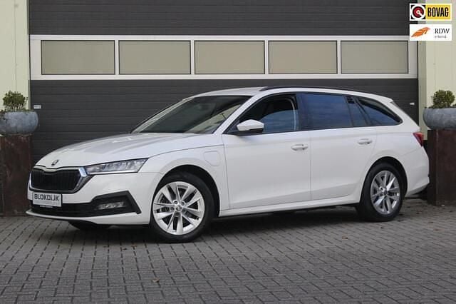 Wit (metallic) Gebruikt 2022 Skoda Octavia Business Line Stationwagen | € 20.900 (Super prijs) - Afbeelding 1/4