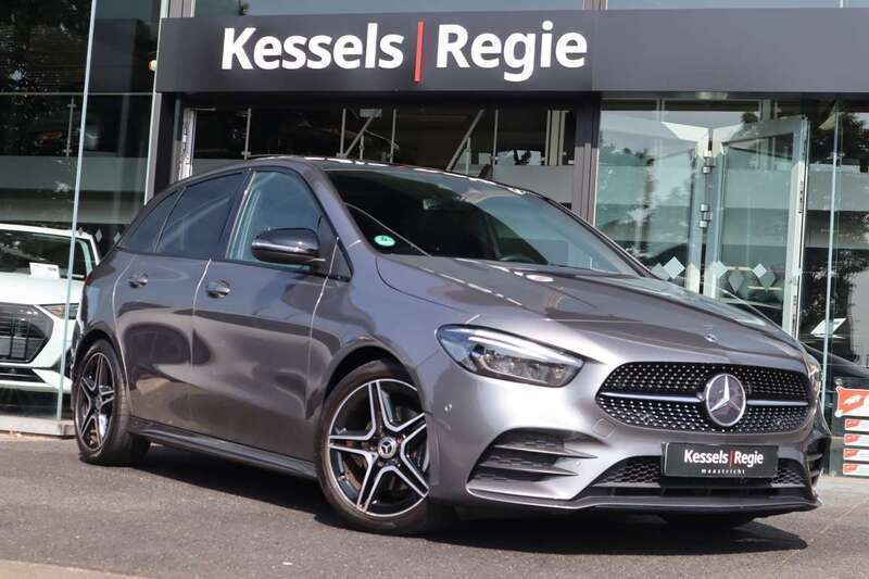 Grijs Gebruikt 2019 Mercedes B180 AMG MPV | € 25.950 (Eerlijke prijs) - Afbeelding 1/4