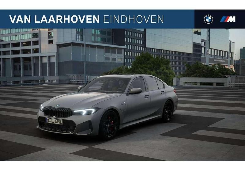 Grijs Nieuw 2025 BMW 330e Comfort Edition Sedan | € 82.567 - Afbeelding 1/4