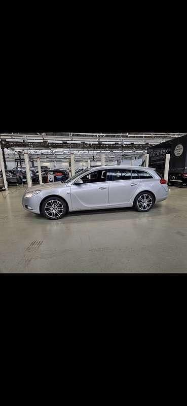 Zilver Gebruikt 2011 Opel Insignia Sport MPV | € 3.500 (Eerlijke prijs) - Afbeelding 1/4