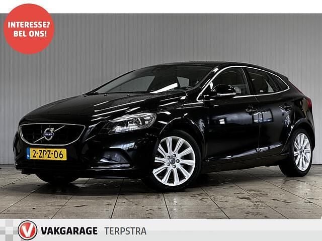 Zwart (metallic) Occasion 2015 Volvo V40 Momentum Hatchback | € 8.995 (Eerlijke prijs) - Afbeelding 1/4