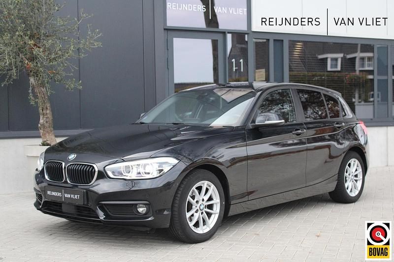Zwart Gebruikt 2018 BMW 118 Executive Hatchback | € 17.890 (Goede deal) - Afbeelding 1/4