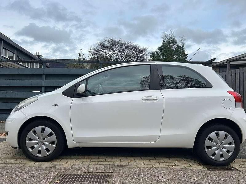 Wit Gebruikt 2009 Toyota Yaris MPV | € 3.400 (Goede deal) - Afbeelding 1/4