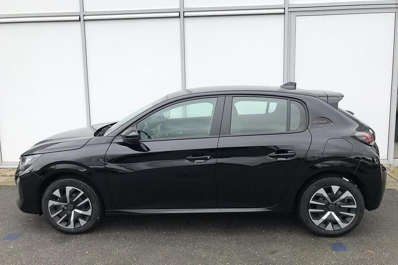 Nieuw Peugeot 208 Style 110 PK (80 kW) 2025 Zwart Hatchback