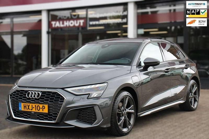 Grijs, metallic lak Gebruikt 2021 Audi A3 Sportback e-tron S-Line Sedan | € 26.790 (Eerlijke prijs) - Afbeelding 1/4