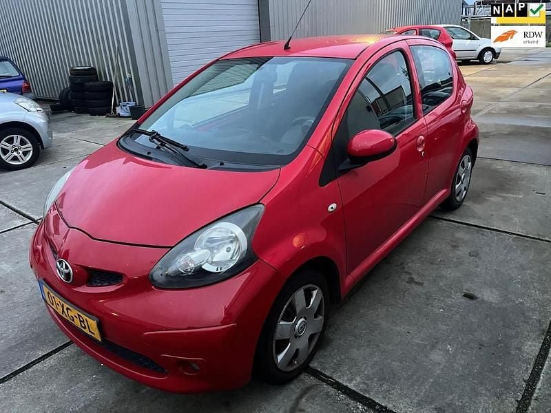 Rood Gebruikt 2007 Toyota Aygo Hatchback | € 1.950 (Eerlijke prijs) - Afbeelding 1/4