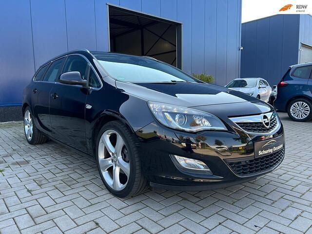 Zwart Gebruikt 2011 Opel Astra Cosmo Stationwagen | € 6.849 (Eerlijke prijs) - Afbeelding 1/4