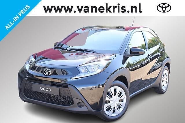 Zwart Nieuw 2024 Toyota Aygo Play Hatchback | € 22.990 (Goede deal) - Afbeelding 1/4